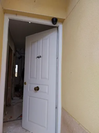 Puerta de calle blanca