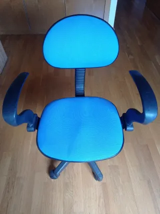 Silla de escritorio juvenil azul y negra