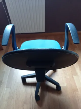 Silla de escritorio juvenil azul y negra