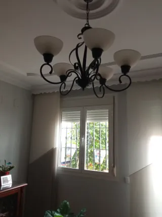 Lámpara de salón negra y blanca