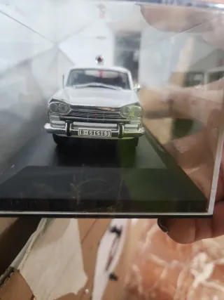 Miniatura SEAT 1500 Ambulancia Cruz Roja