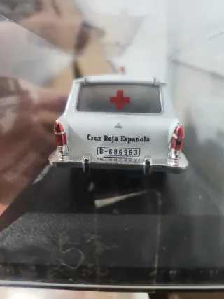 Miniatura SEAT 1500 Ambulancia Cruz Roja