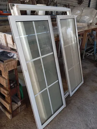 Ventana de aluminio con marcos blancos