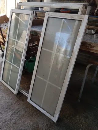Ventana de aluminio con marcos blancos