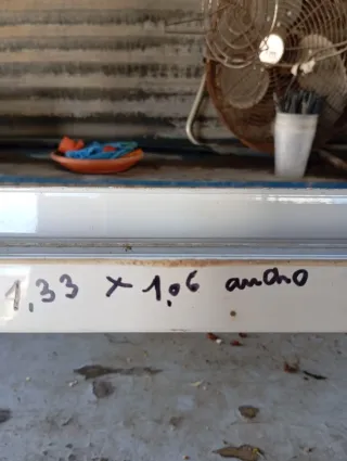 Ventana de aluminio con marcos blancos