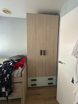 Muebles de habitación: cama y armario