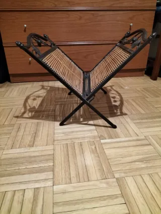 Revistero de hierro forjado con detalles de cereza