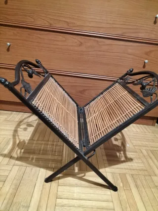 Revistero de hierro forjado con detalles de cereza