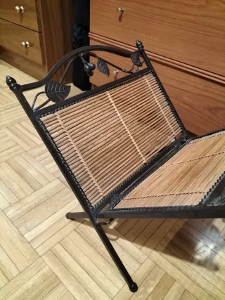 Revistero de hierro forjado con detalles de cereza