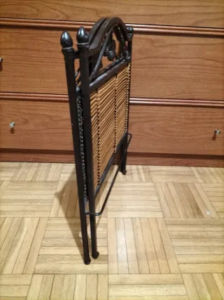 Revistero de hierro forjado con detalles de cereza