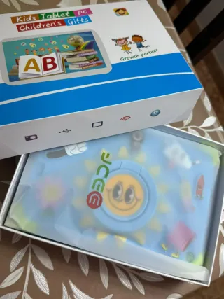 Tableta infantil azul con pegatinas