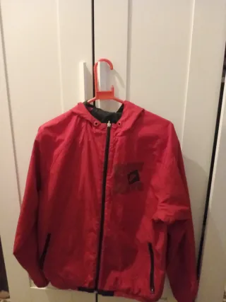 Chaqueta impermeable Nike negra y roja