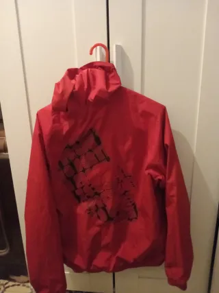 Chaqueta impermeable Nike negra y roja