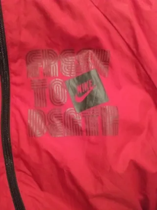 Chaqueta impermeable Nike negra y roja