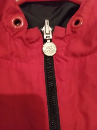 Chaqueta impermeable Nike negra y roja
