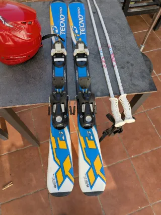 Esquís infantiles y casco...