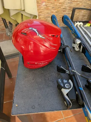 Esquís infantiles y casco...