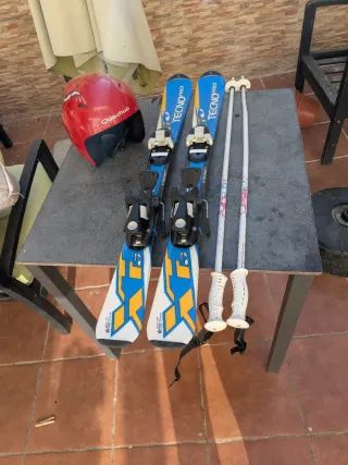 Esquís infantiles y casco...