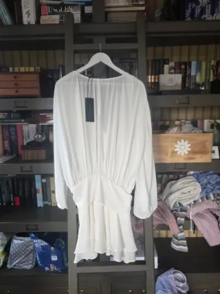 Vestido blanco con fajín y falda vuelo