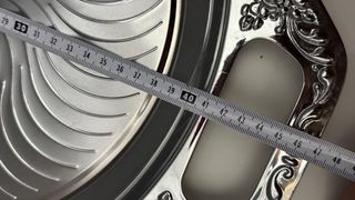 Bandeja grande metálica plateada con asas