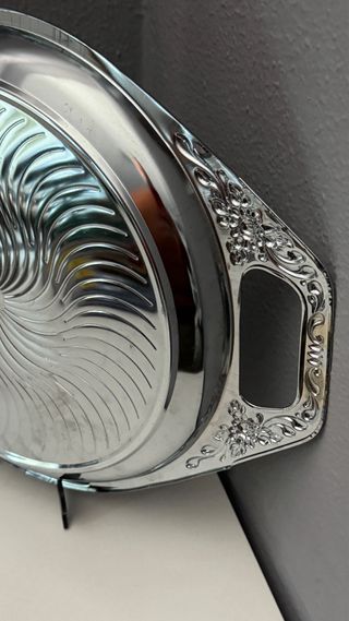 Bandeja grande metálica plateada con asas