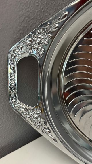 Bandeja grande metálica plateada con asas