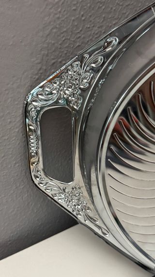 Bandeja grande metálica plateada con asas