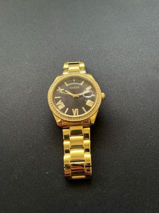 Reloj Guess dorado elegante con pedrería