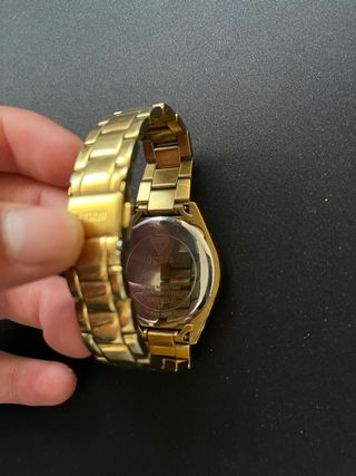 Reloj Guess dorado elegante con pedrería