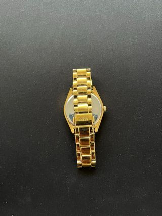 Reloj Guess dorado elegante con pedrería