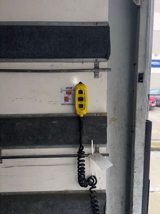 2019 135000km Iveco 3500 caja plataforma trampilla