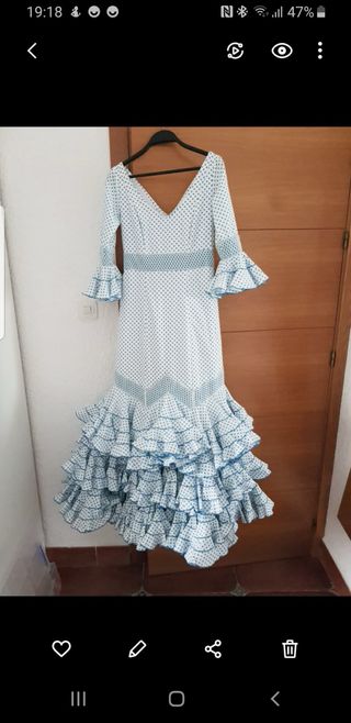 Traje de flamenca blanco y azul