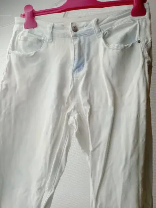 Vaqueros blancos con detalles azules