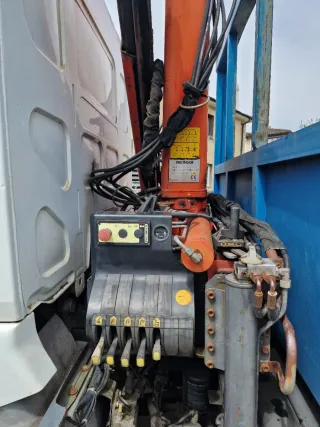SE VENDE CAMIÓN RENAULT CON CAJA ABIERTA Y GRÚA
