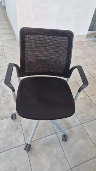 Silla de oficina negra con ruedas