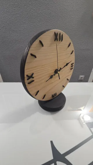 Reloj de mesa madera y base negra echo a mano