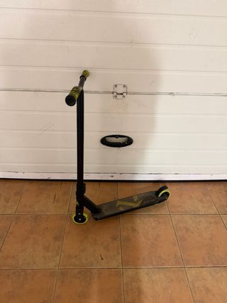 Patinete Negro con Ruedas Amarillas