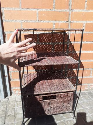 Mueble forja y mimbre con cesta