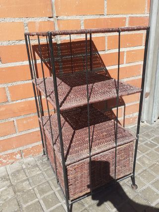 Mueble forja y mimbre con cesta