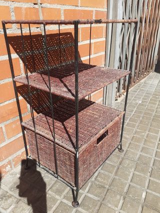 Mueble forja y mimbre con cesta
