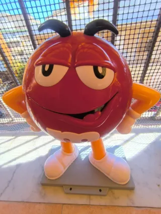 M&M's Rosso Statua