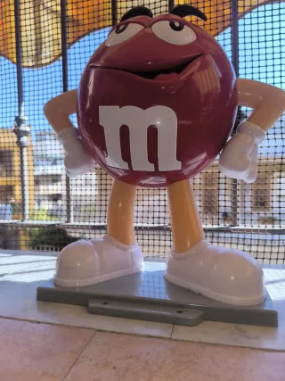 M&M's Rosso Statua