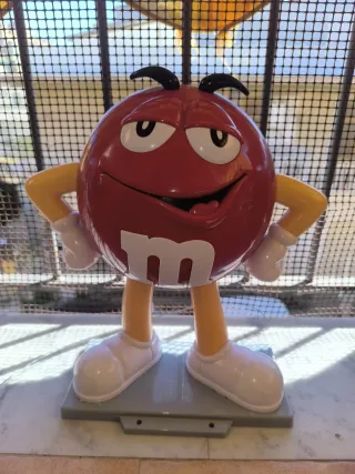 M&M's Rosso Statua
