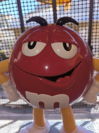 M&M's Rosso Statua
