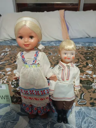 Muñecas de porcelana vestidas