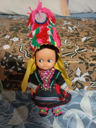 Muñeca de porcelana vestida