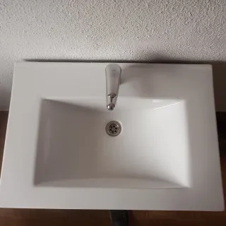 Mueble de baño con lavabo de porcelana con grifo