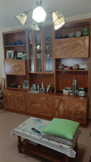 Librería madera color miel