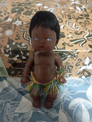 Muñeca bebé de porcelana con falda hawaiana