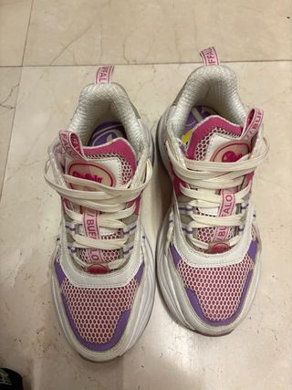 Tenis blancos y rosas